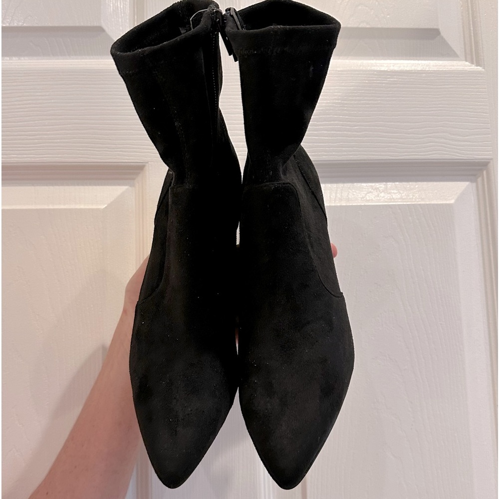 BRAND NEW STEVE MADDEN MAIN BOOTIE SUEDE